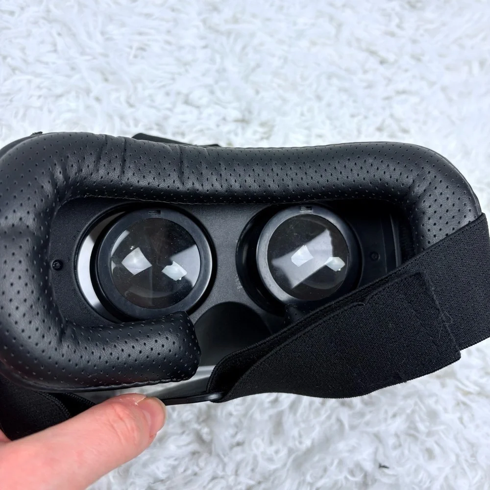 VR adjustable Headset in Black and White